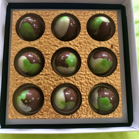 Gift box of 9 assorted truffles